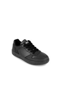 Zapatilla negra de piel sintética con acabado suave, que presenta una puntera redondeada, cordones gruesos y una suela texturizada para un mejor agarre.