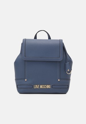 Sac à dos en cuir bleu Love Moschino avec fermeture à rabat, poignée supérieure et logo doré à l'avant sur un fond clair uni.