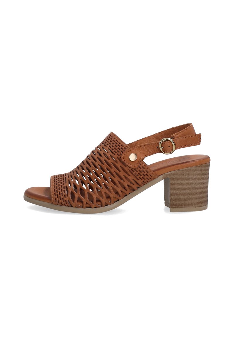Braune Leder-Slingback-Sandale mit einem durchbrochenen Design, offener Spitze und strukturiertem, klobigem Absatz. Verstellbarer Riemen mit Metallbeschlägen.