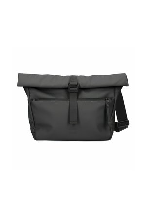 Bolsa enrollable gris hecha de material duradero. Cuenta con un resistente broche, un bolsillo con cremallera y una correa ajustable. Superficie texturizada con un patrón geométrico.