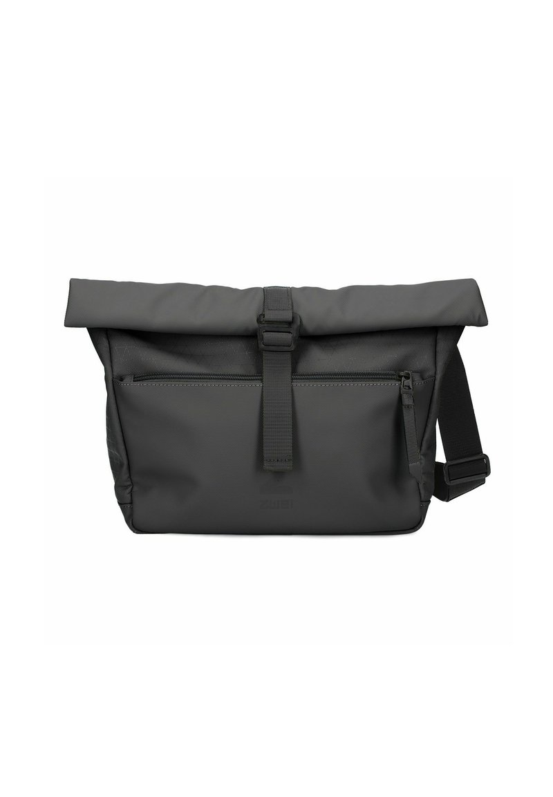Bolsa enrollable gris hecha de material duradero. Cuenta con un resistente broche, un bolsillo con cremallera y una correa ajustable. Superficie texturizada con un patrón geométrico.