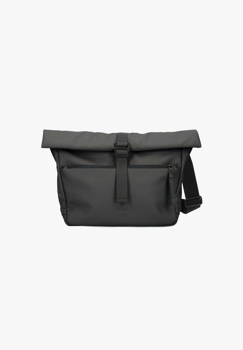 Grau Rolltop-Tasche aus strapazierfähigem Material. Verfügt über eine robuste Schnalle, eine Reißverschlusstasche und einen verstellbaren Gurt. Strukturierte Oberfläche mit geometrischem Muster.