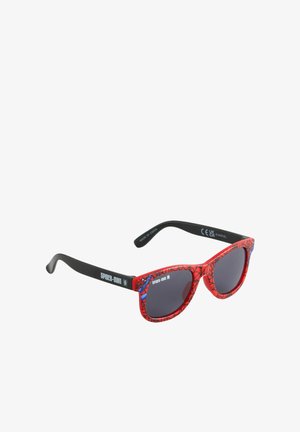 Rot-schwarze Spider-Man-Sonnenbrille mit Spinnennetzmuster auf dem Gestell und schwarzen Bügeln mit der Beschriftung „Spider-Man“ und einem Spinnenlogo.