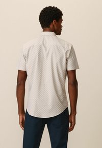 Next Hemd - neutral brown geometric