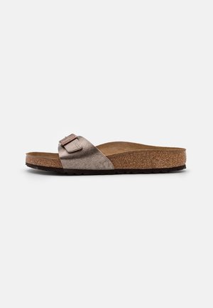 Slip-in sandal med korksål, der har en bred, tekstureret metallisk bronze rem med et rektangulært metallisk spænde og en blød indersål.