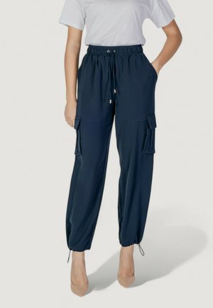 Pantalons cargo bleu marine en tissu léger avec une taille élastique, cordon de serrage, poches latérales et poignets froncés.