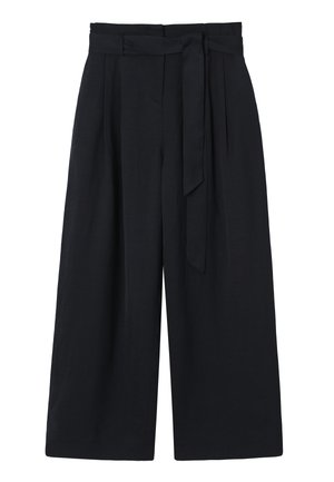Pantalon noir à jambes larges et taille haute avec une ceinture en tissu nouée à l'avant et de légers plis sous la ceinture.