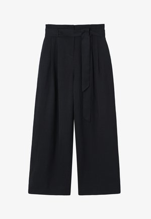 Pantalon noir à jambes larges et taille haute avec une ceinture en tissu nouée à l'avant et de légers plis sous la ceinture.