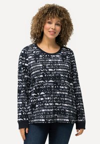 Top a maniche lunghe con un motivo astratto di alberi in bianco e nero, scollatura tonda e polsini a costine. Realizzato in tessuto morbido con una vestibilità casual.