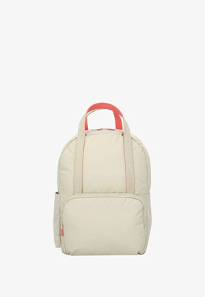 Beige rugzak met roze accenten, gemaakt van duurzaam textiel. Heeft gewatteerde banden, een voorzak met rits en een afgerond ontwerp.