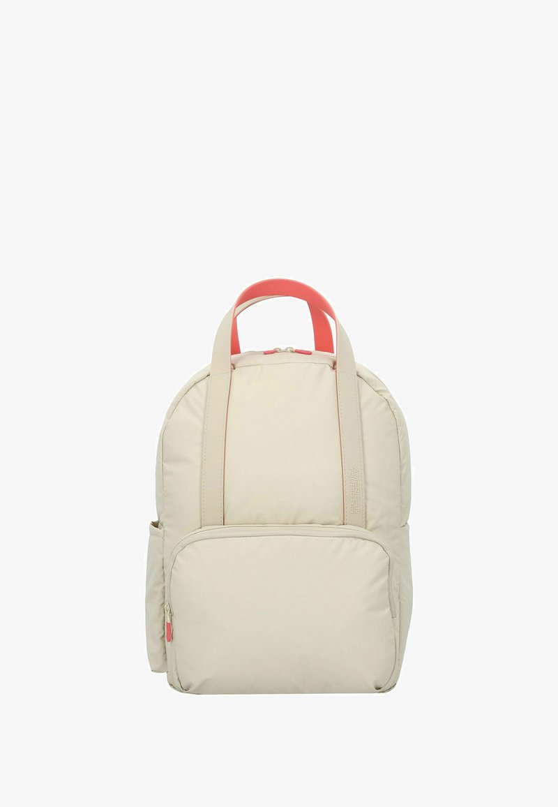 Mochila beige con acentos rosas, hecha de tela duradera. Cuenta con correas acolchadas, un bolsillo frontal con cremallera y un diseño redondeado.