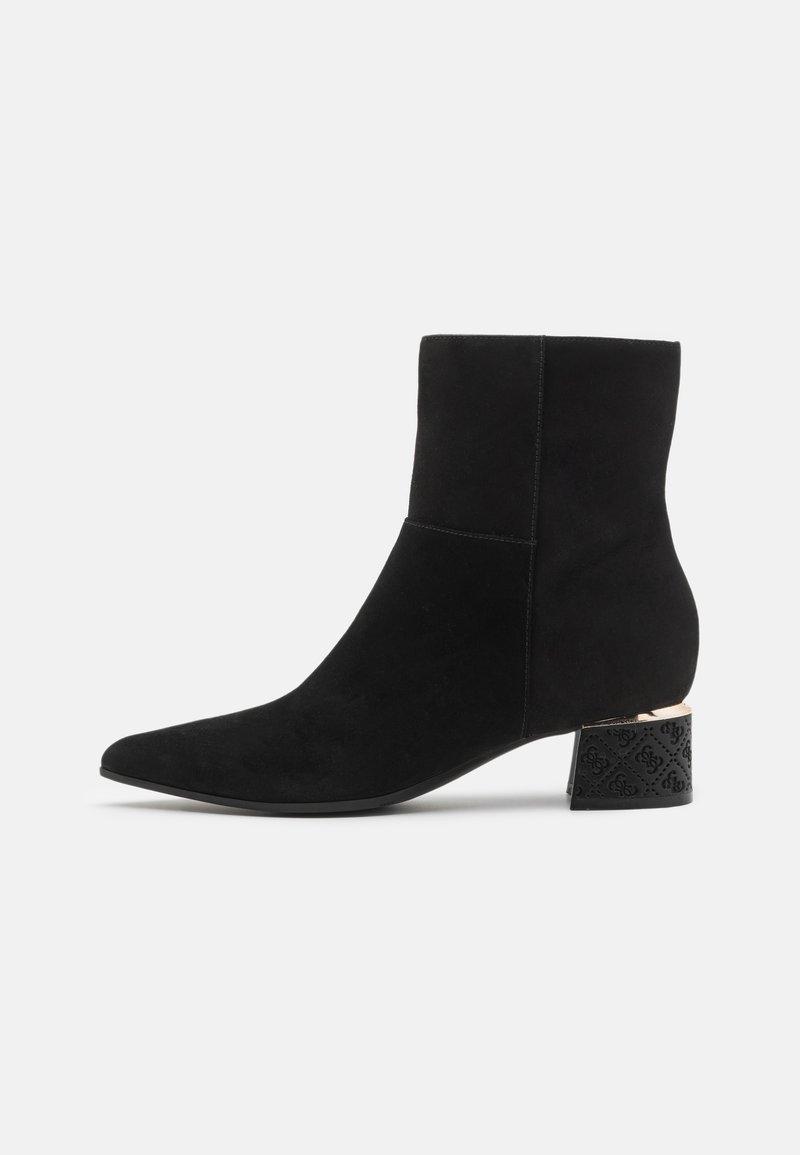 Stivaletti ankle in suede nera con punta affilata e tacco a blocco nero testurizzato con accento dorato. Finitura liscia e design aderente.