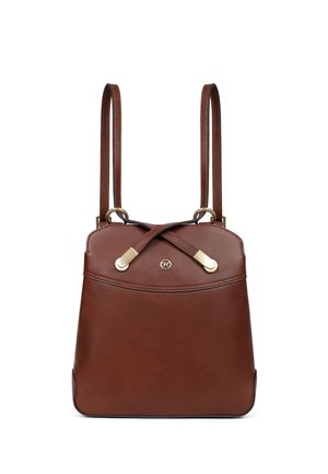 Brązowa skórzana torebka z dwoma cienkimi paskami, skrzyżowanym paskiem z złotymi akcentami oraz małym okrągłym złotym logo z przodu.