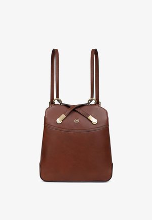 Brązowa skórzana torebka z dwoma cienkimi paskami, skrzyżowanym paskiem z złotymi akcentami oraz małym okrągłym złotym logo z przodu.