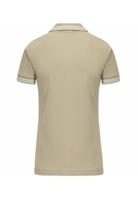 Polo beige con colletto, caratterizzato da strisce bianche a contrasto sulle maniche. Realizzato in morbido tessuto testurizzato.