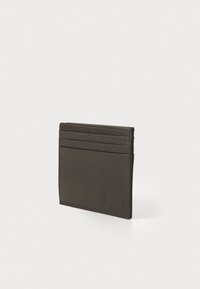 Portafoglio in pelle di un marrone scuro con una texture a granuli. Presenta più scomparti per carte e un logo in rilievo sulla parte anteriore. Forma rettangolare compatta.