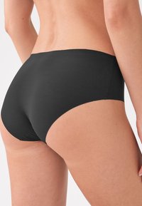 Zwarte naadloze hipster slip met een gladde textuur, voorzien van een hoge beenuitsnijding en minimale stiksels voor comfort.
