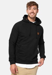 Zwarte hoodies met een kangoeroezak, verstelbare trekkoorden en een klein bruin leren logo op de borst. Zachte stof en geribde manchetten.
