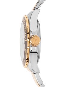 Montre en acier inoxydable avec lunette et couronne dorées, cadran noir, marqueurs lumineux et bracelet argenté. Design résistant à l'eau.