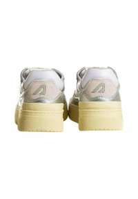 Sneaker basse con una parte superiore argento e bianca, dettagli beige testurizzati e una suola spessa di crema con motivo.