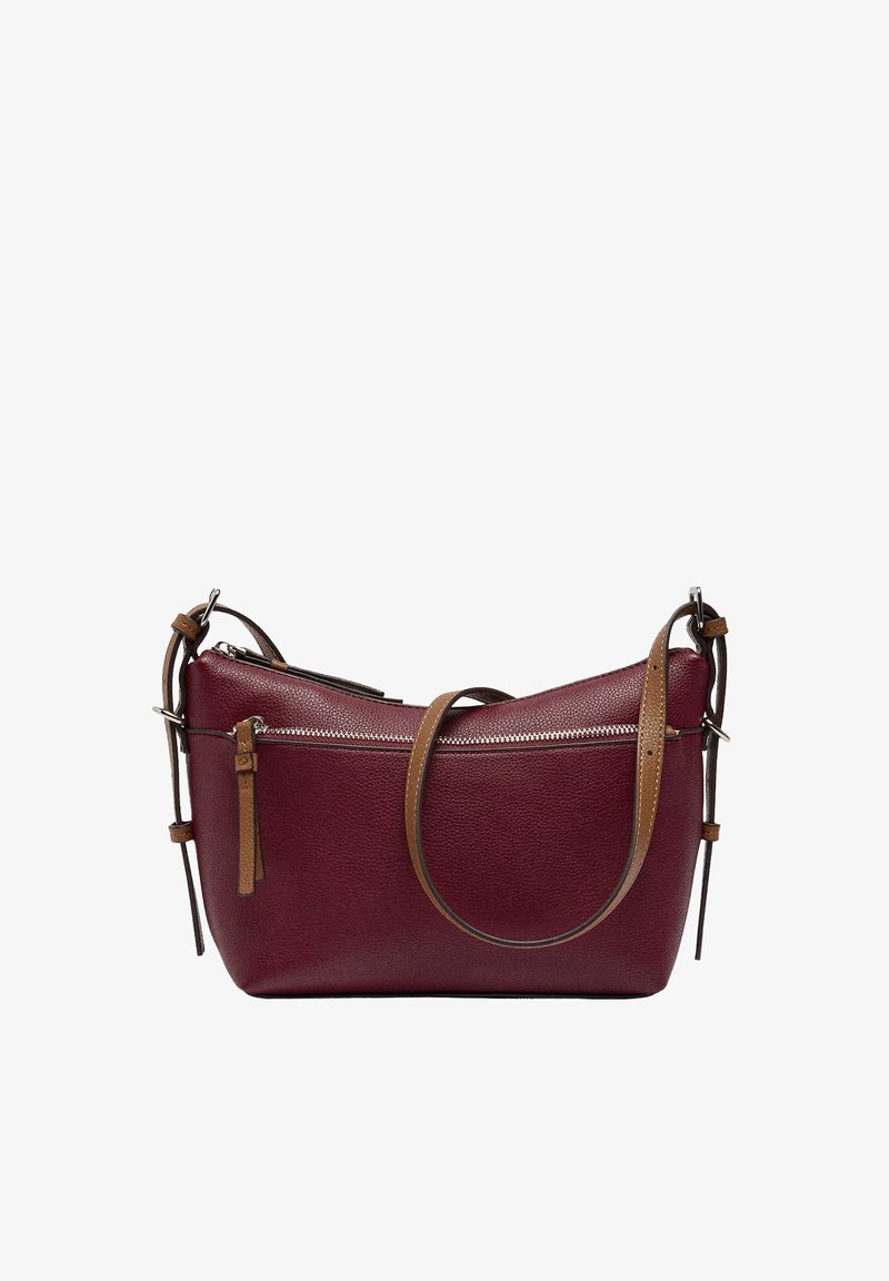 Mała, burgundowa skórzana torba na ramię z przednią kieszenią na zamek i regulowanym brązowym skórzanym paskiem na białym tle.