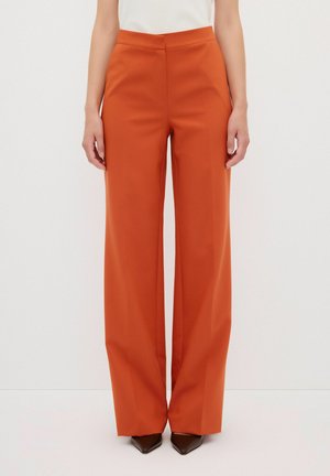 Wijdvallende broek in een levendige oranje kleur, met een gladde textuur, hoge taille en voornaad, gecombineerd met puntige hakken.