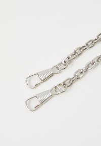 Catena in metallo argento con anelli concatenati, ciascuno con un'area di presa texturizzata, che termina con due ganci a molla.