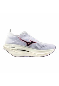 Sneaker bianca con tomaia in mesh traspirante, dettagli rossi, particolari neri e suola imbottita per un maggiore comfort e supporto.