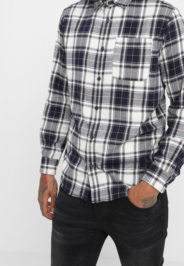 Koszula w kratę w kolorach granatowym, szarym i białym. Zapięcie na guziki z przodu, długie rękawy oraz kieszeń na piersi. Bawełniana tkanina o miękkiej fakturze.