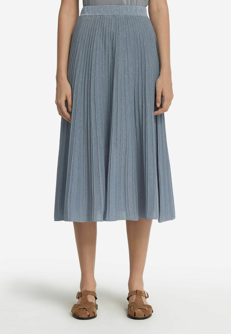 Ljusblå plisserad midijurk med en texturerad yta och glansig finish. Har en åtsittande midja och faller nedanför vaden.