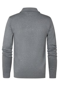 Pull-over en tricot gris avec un col, manches longues, finitions côtelées aux poignets et à l'ourlet. Texture lisse avec un motif uni.