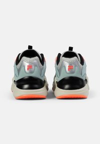 Sneakers sportivi in materiali neri, azzurri e argento. Presentano una parte superiore in rete testurizzata e una suola in gomma con accenti arancioni. Tallone antiscivolo.