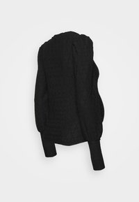 Sweater preto texturizado com um padrão de losangos, mangas longas e bufantes, e um hem arredondado. O tecido parece ser malha e ligeiramente elástico.