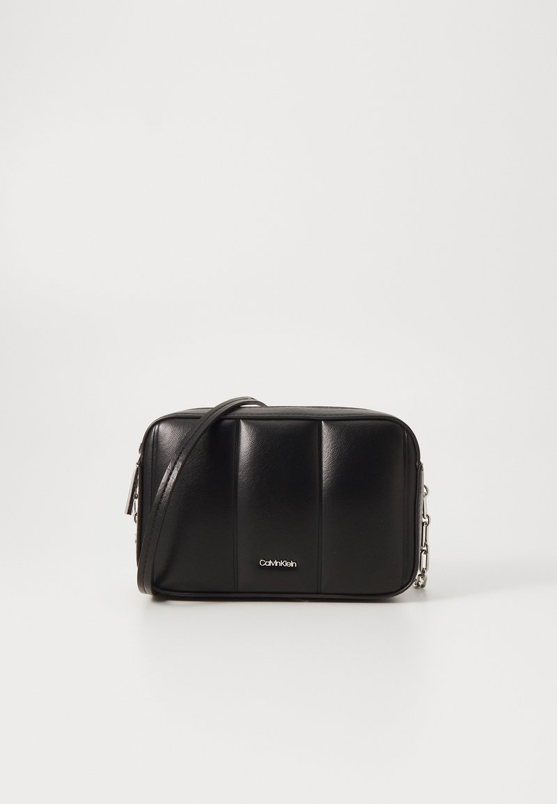 Borsa a spalla nera in pelle con forma rettangolare, caratterizzata da una texture imbottita, accessori in argento e logo Calvin Klein sul davanti.