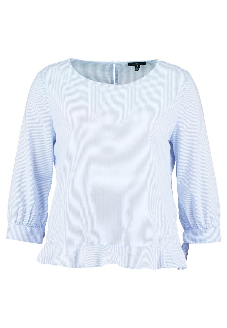Blouse femme bleu clair avec fines rayures verticales, manches trois-quarts, col rond, fermeture par boutons dans le dos et bas à volants.
