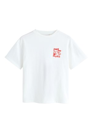 Fehér pamut póló rövid ujjakkal, bal mellrészen piros kávé témájú grafikával. Kerek nyakkivágás.
