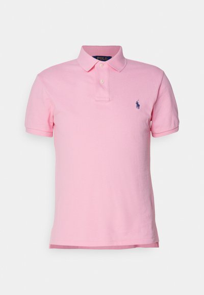 Ροζ πόλο μπλούζα από βαμβάκι, με κλασικό γιακά, κοντά μανίκια, τρεις κουμπάδες και ένα μικρό κεντημένο λογότυπο στο στήθος.