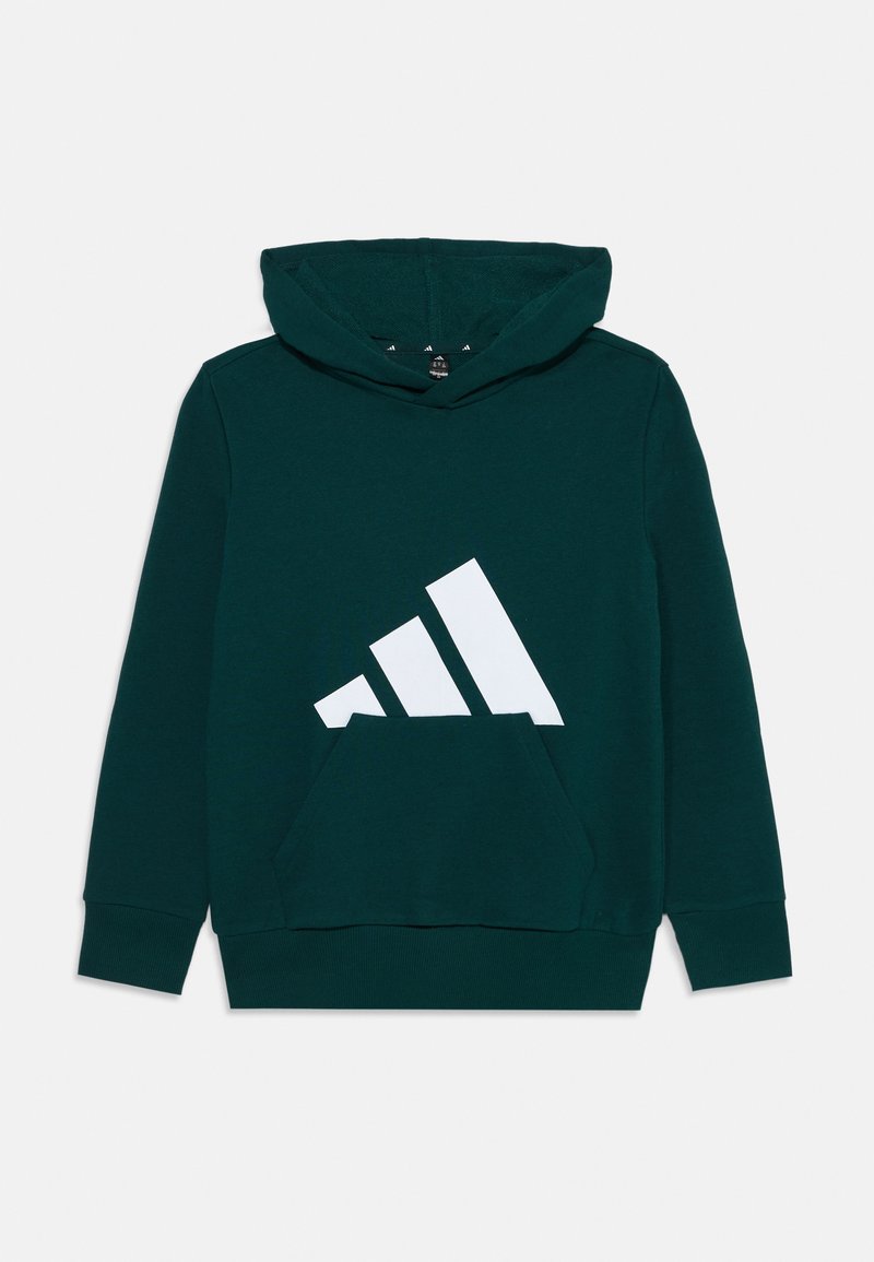 Tamnozelena dukserica s velikim bijelim Adidas logotipom. Ima kengurovu džep, kapuljaču s šniranjem i rebraste manžete i porub.