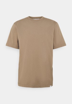 Beige T-shirt met korte mouwen en ronde hals, met een klein wit label aan de onderzoom, weergegeven tegen een witte achtergrond.
