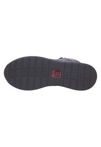 Zwarte rubberen zool met textuurpatronen voor grip en branding. Duurzaam materiaal met een afgeronde vorm, ontworpen voor stabiliteit en comfort.