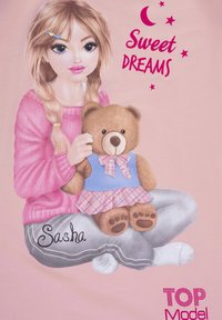 Felpa rosa con un'illustrazione di una ragazza con i capelli intrecciati, che tiene un orsacchiotto in un vestito blu con una gonna a quadri. Il testo recita "Sweet Dreams."