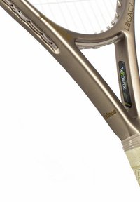 Tennisschläger mit einem metallisch goldenen Rahmen, strukturiertem weißen Griff und schwarzen Akzenten. Zu den Merkmalen gehören ein strukturierter Kopf und ein Besaitungsmuster.