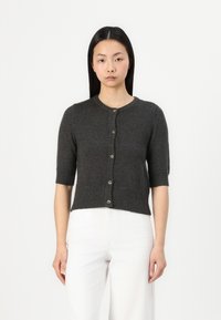 Cardigan court gris foncé à manches courtes avec un col rond, fermeture à boutons sur le devant, ourlet et poignets côtelés, fabriqué en tissu doux.