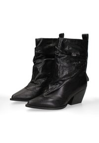 Stivali alla caviglia in pelle nera con design arricciato, punta appuntita e tacco basso a blocco. Presentano una texture liscia e dettagli minimalisti.