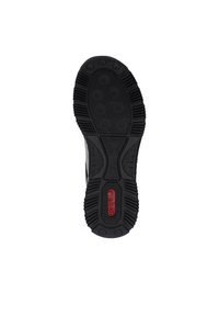 Semelle de chaussures en caoutchouc noir avec des motifs de grip texturés, arborant un logo rouge en relief au centre et cinq crampons arrondis pour une meilleure traction.
