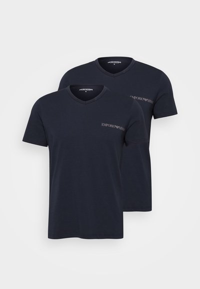 Sötétkék pamut pólók V-nyakkal, rövid ujjakkal, és egy kicsi hímzett logóval a mellkason. Két darab látható.