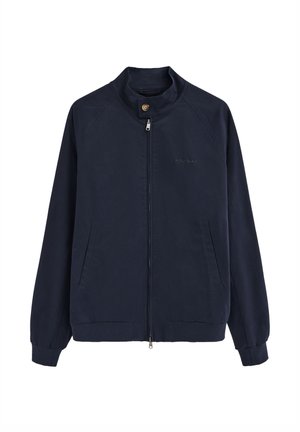 Marineblauwe jas met volledige ritssluiting, opstaande kraag, knoopsluiting, zijzakken en "Polo Club"-logo op de borst.