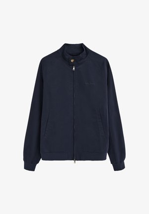 Chaqueta azul marino con cremallera completa, cuello alto, cierre de botones, bolsillos laterales y logo "Polo Club" en el pecho.