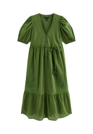Vestido verde hasta la rodilla con mangas abullonadas, botones frontales, cintura con lazo y borlas, y un sutil bordado floral en la falda y las mangas.