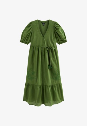 Robe verte jusqu'aux genoux avec manches bouffantes, boutons sur le devant, ceinture à nouer avec des pompons, et broderies florales discrètes sur la jupe et les manches.